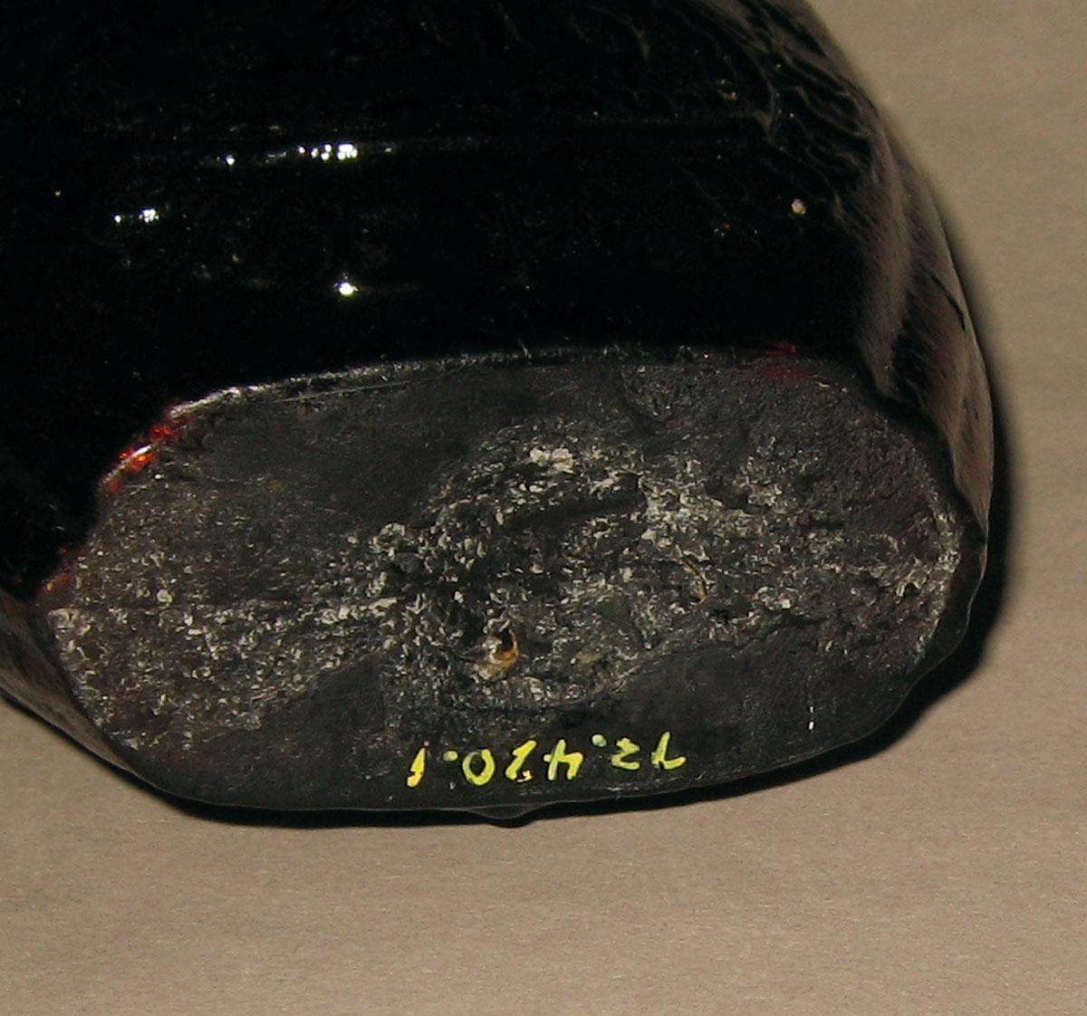 1973.0420.001 Glass flask (underside)