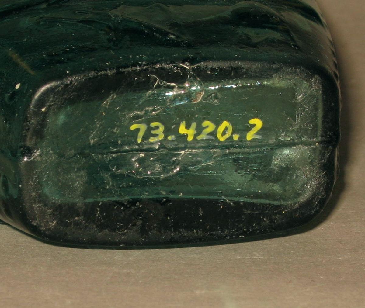 1973.0420.002 Glass flask (underside)