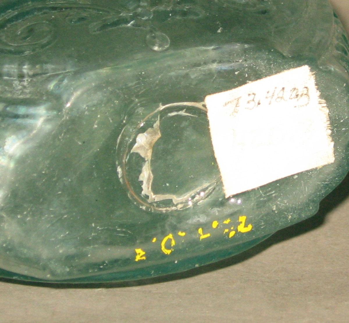 1973.0420.003 Glass flask (underside)