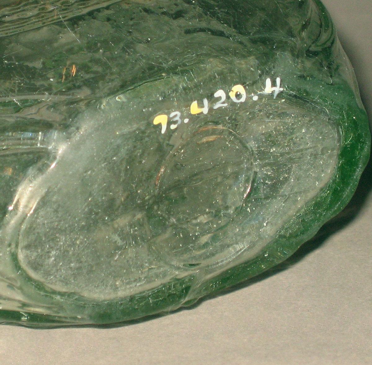 1973.0420.004 Glass flask (underside)