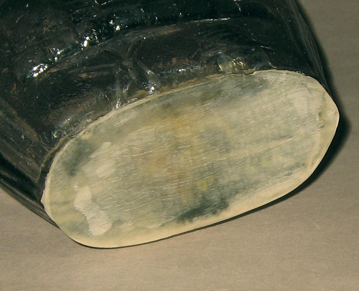 1973.0420.006 Glass flask (underside)