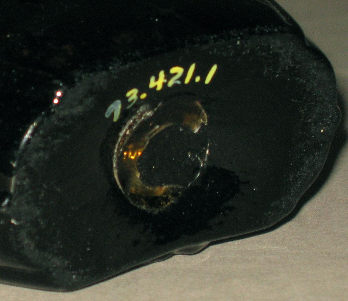 1973.0421.001 Glass flask (underside)