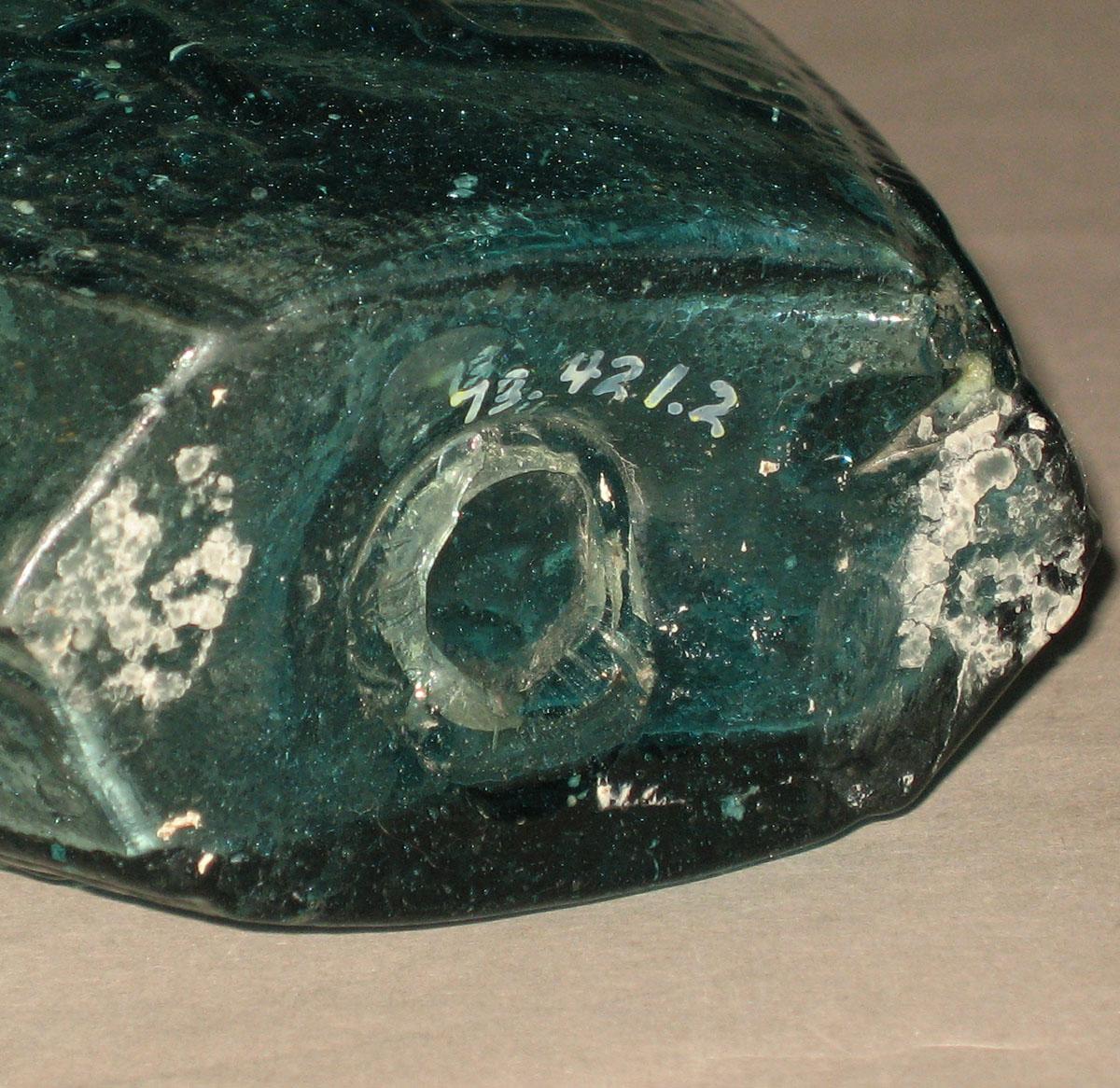 1973.0421.002 Glass flask (underside)
