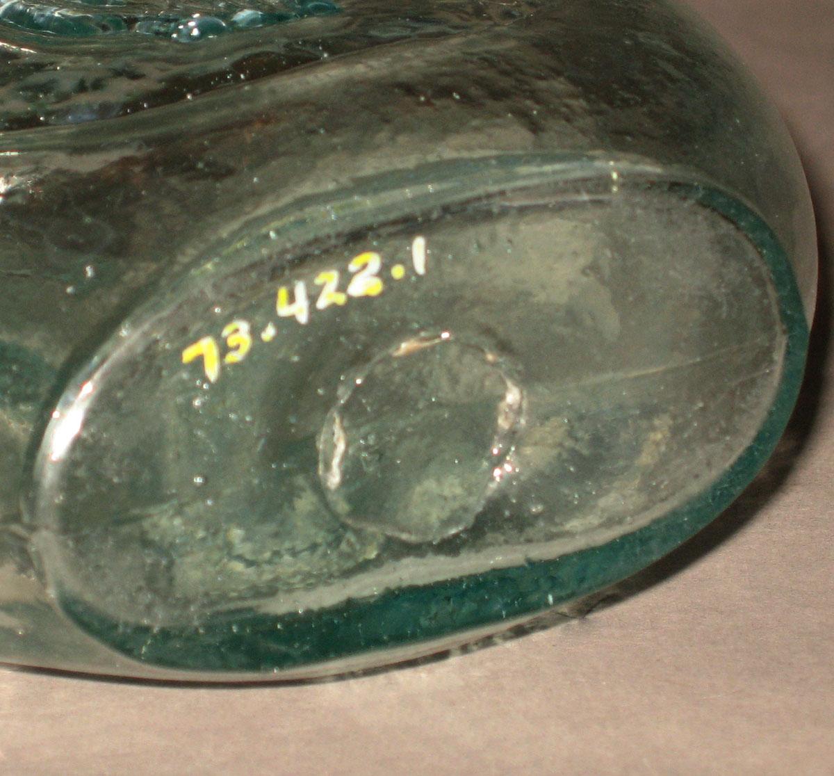 1973.0422.001 Glass flask (underside)
