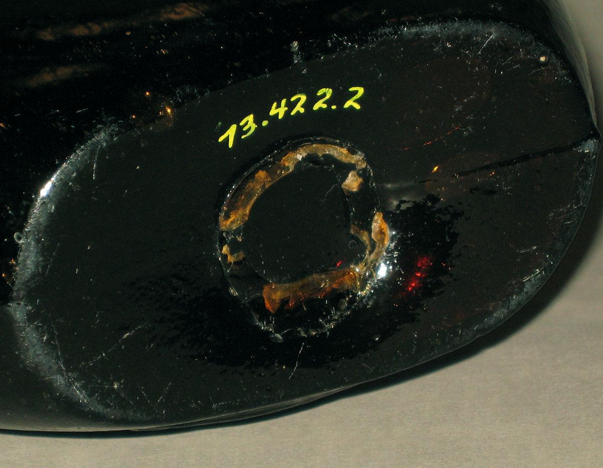 1973.0422.002 Glass flask (underside)