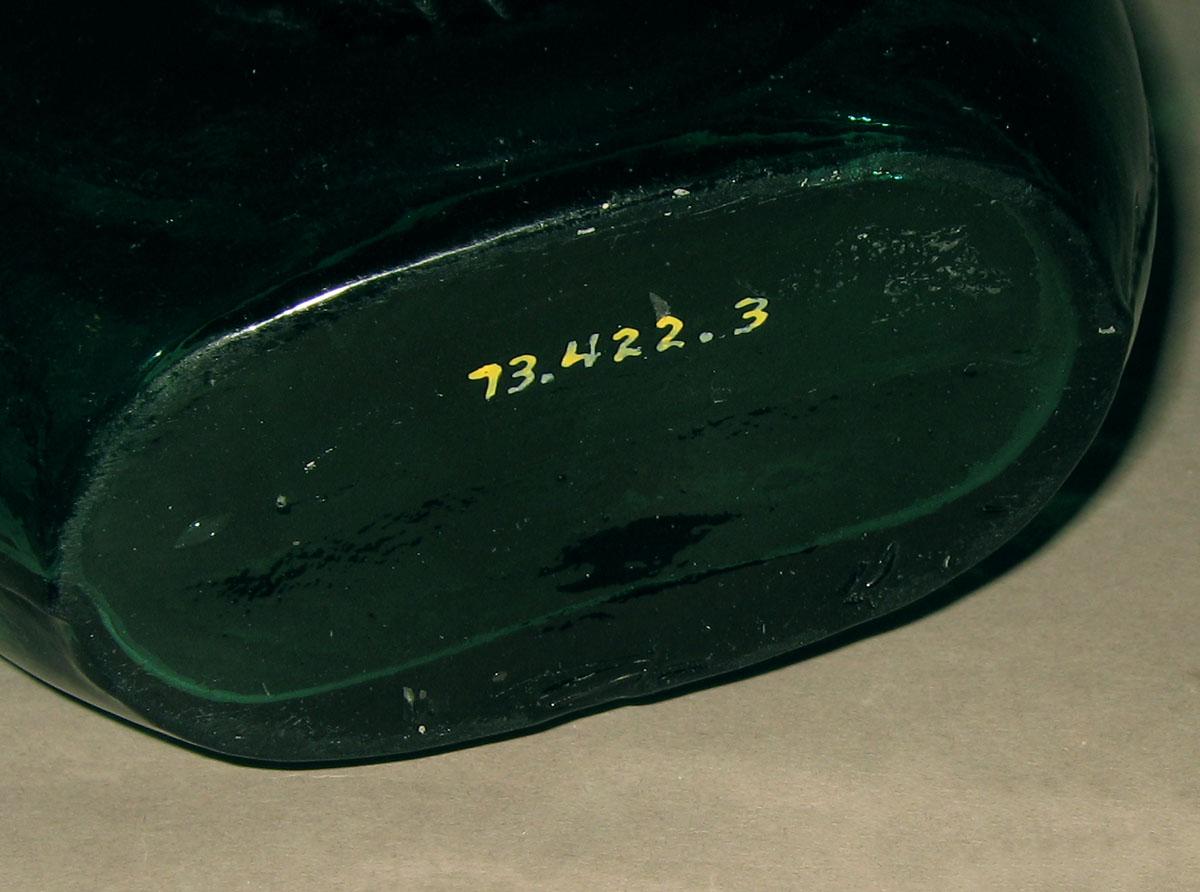 1973.0422.003 Glass flask (underside)