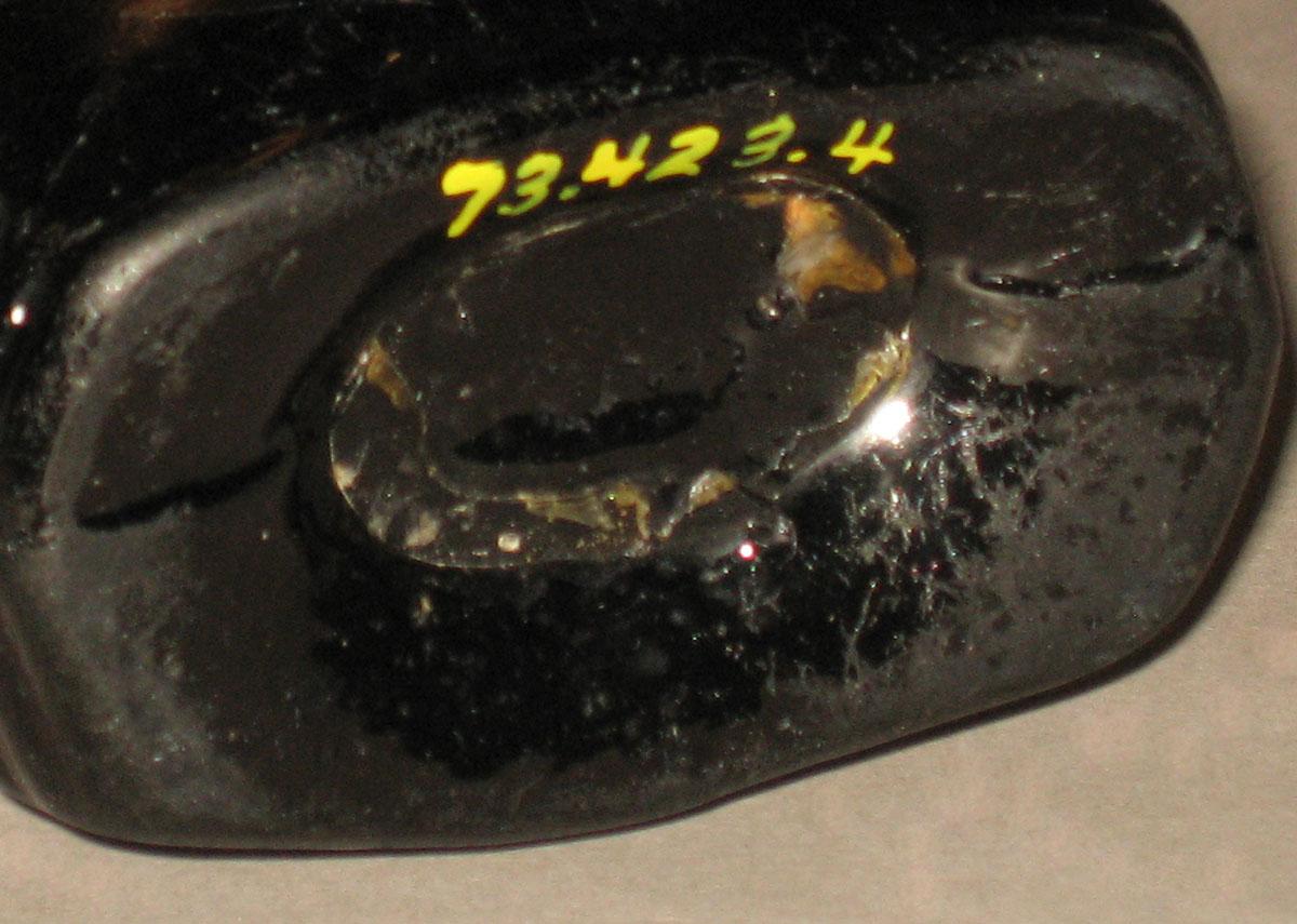 1973.0423.004 Glass flask (underside)