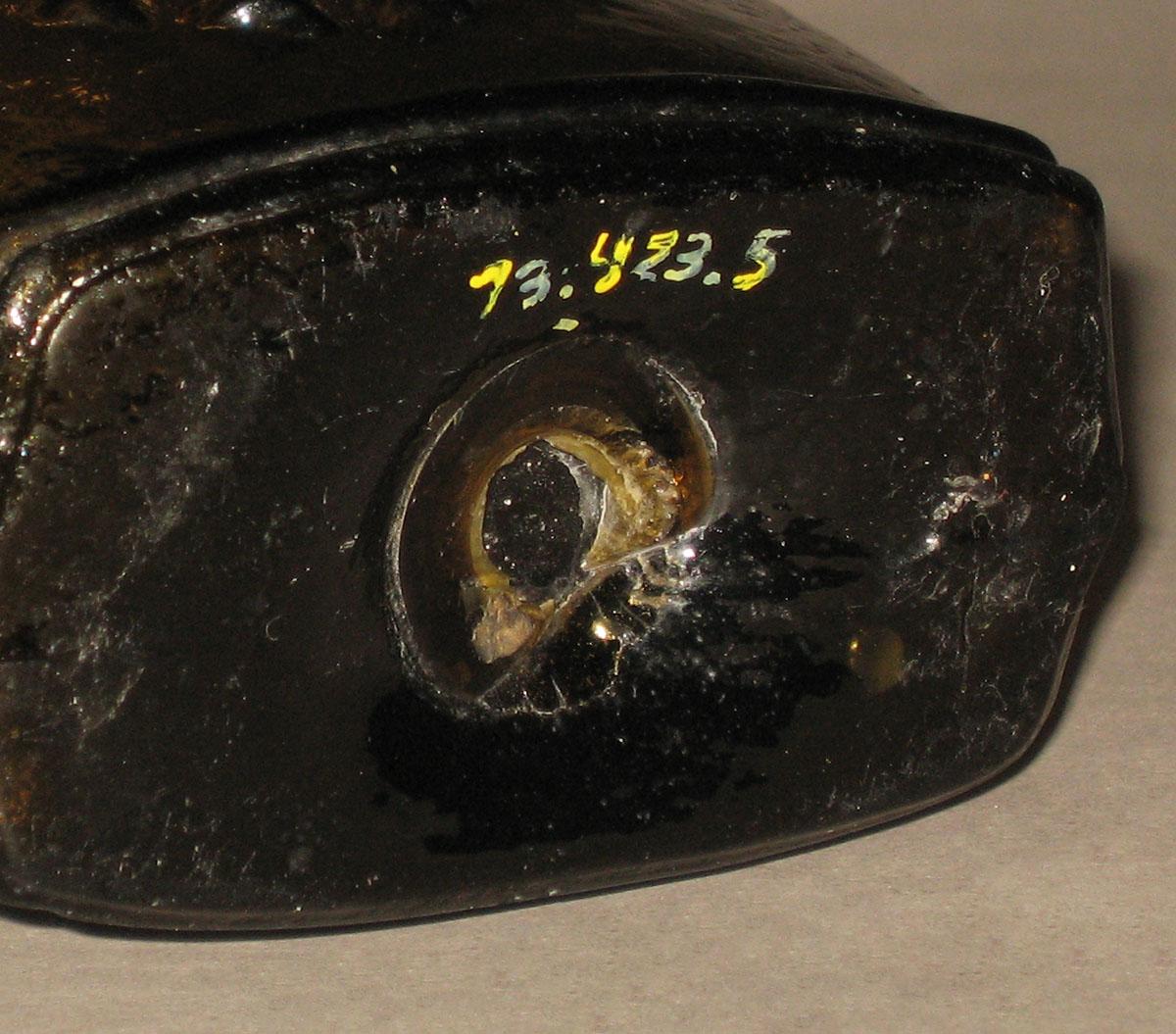 1973.0423.005 Glass flask (underside)