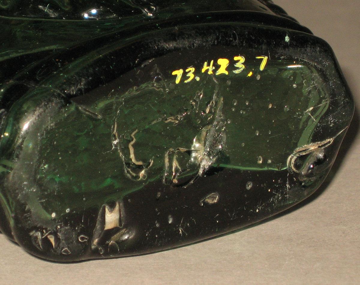 1973.0423.007 Glass flask (underside)