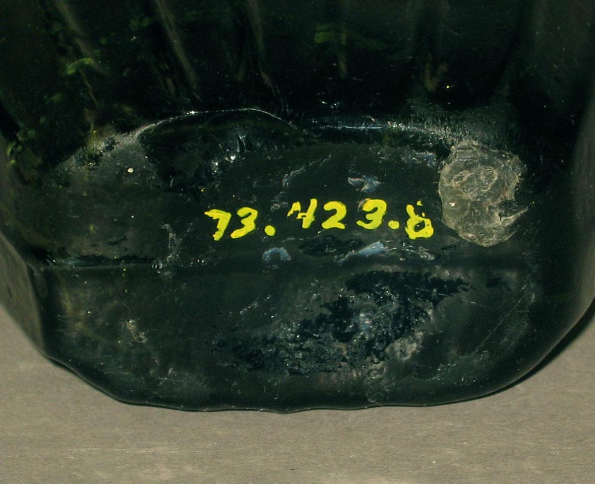 1973.0423.008 Glass flask (underside)