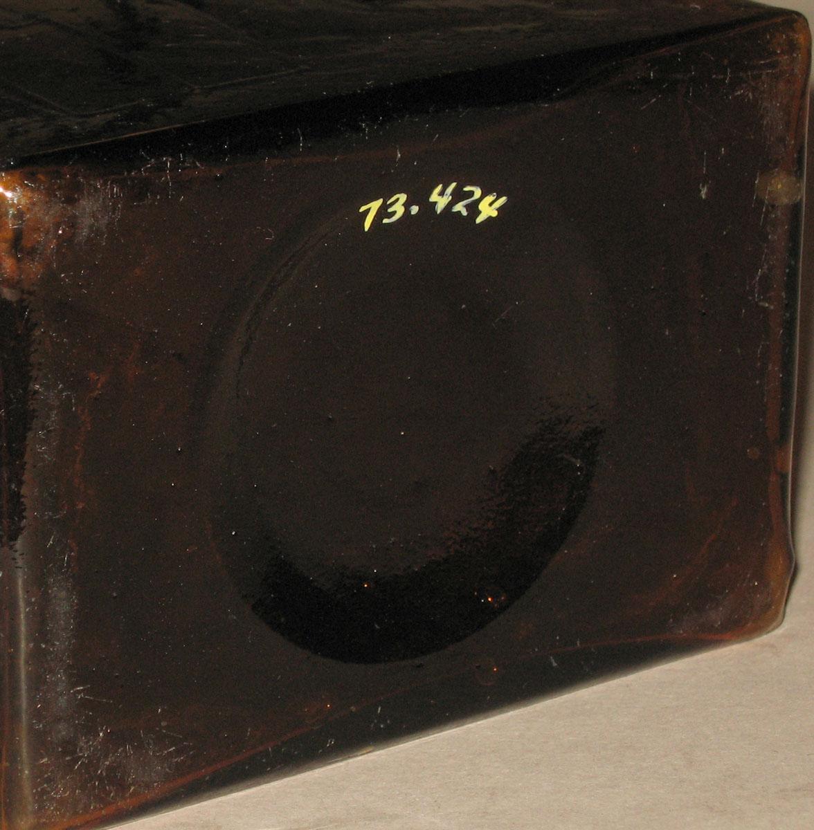 1973.0424 Glass flask (underside)