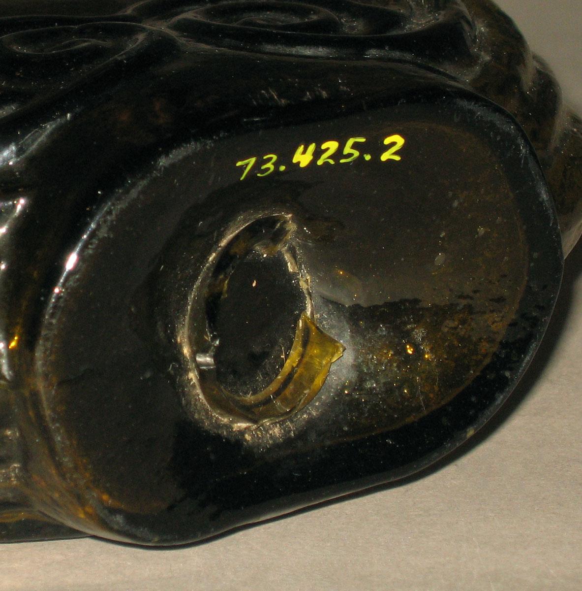 1973.0425.002 Glass flask (underside)