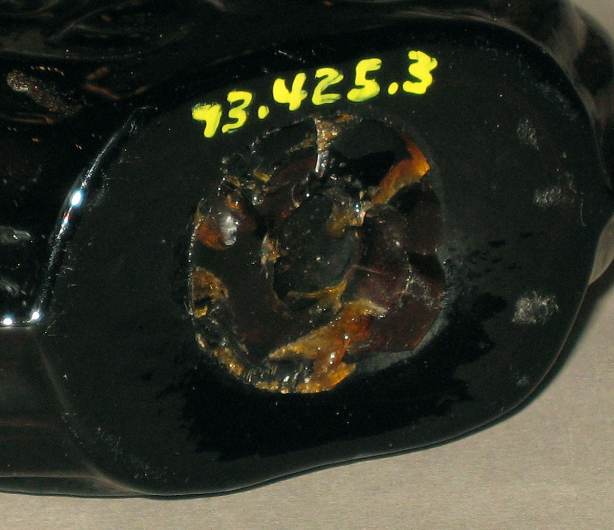 1973.0425.003 Glass flask (underside)