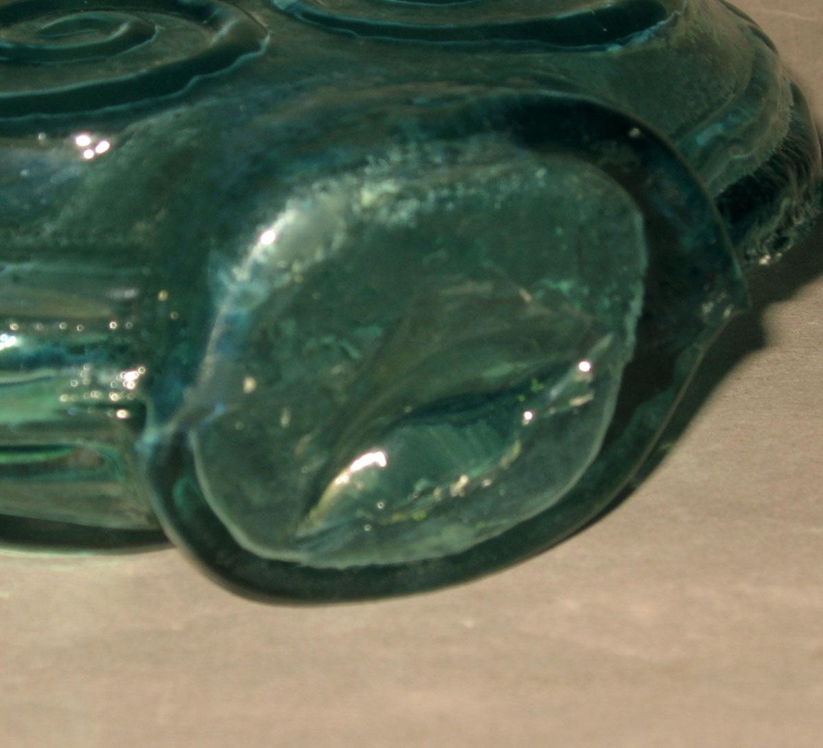 1973.0425.004 Glass flask (underside)