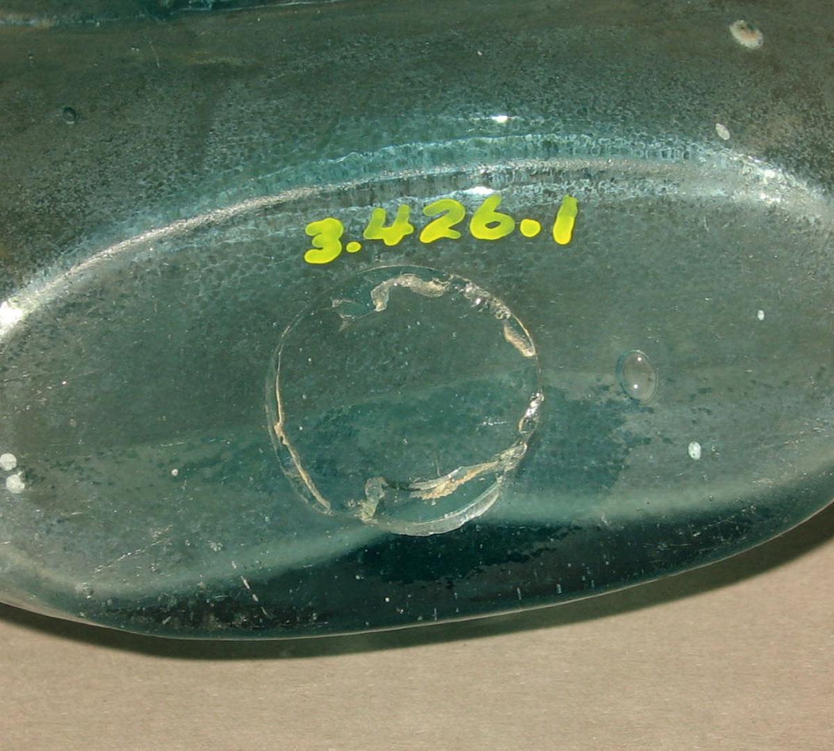 1973.0426.001 Glass flask (underside)