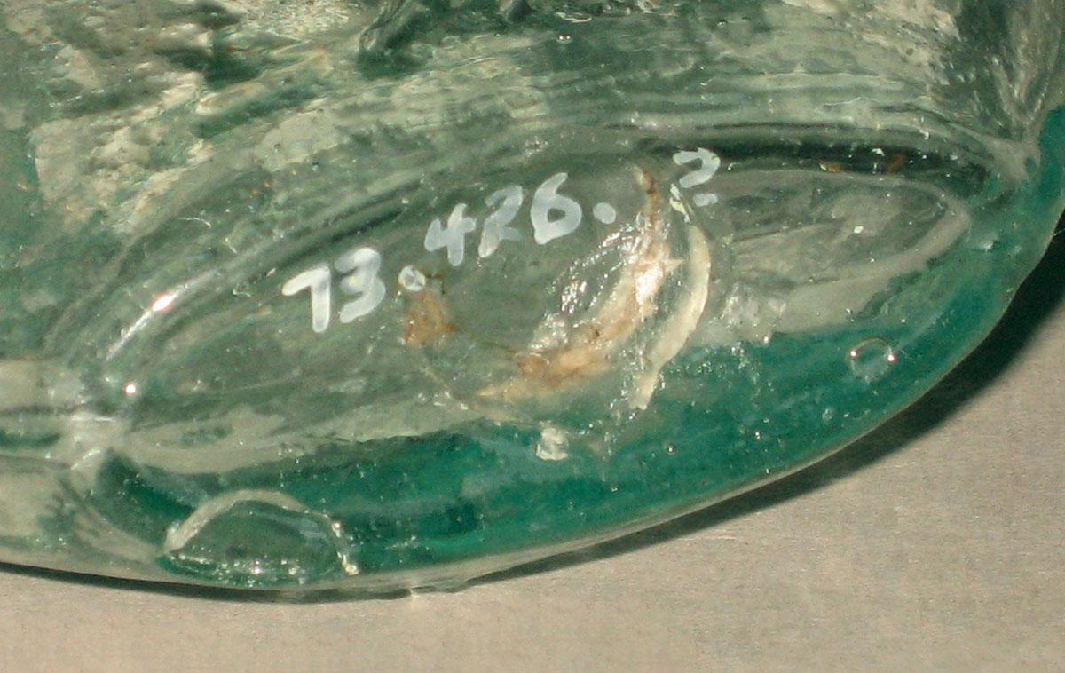 1973.0426.002 Glass flask (underside)