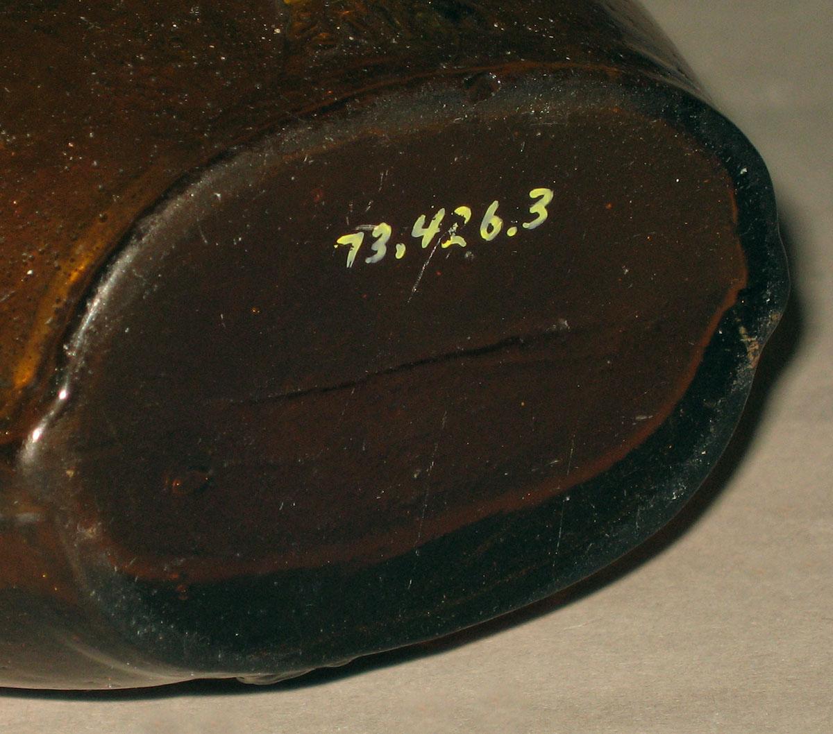 1973.0426.003 Glass flask (underside)