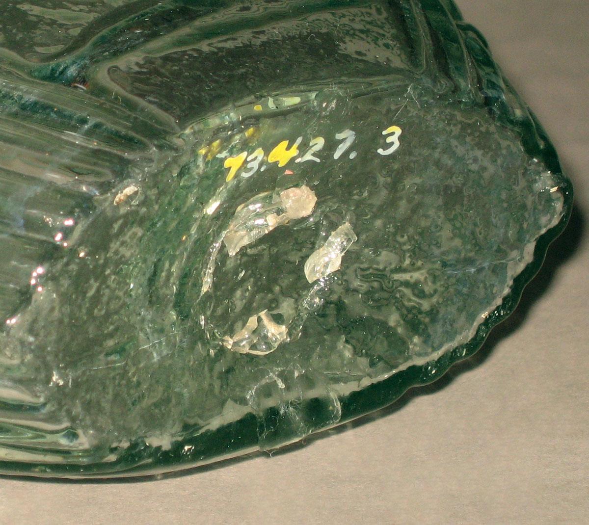 1973.0427.003 Glass flask (underside)