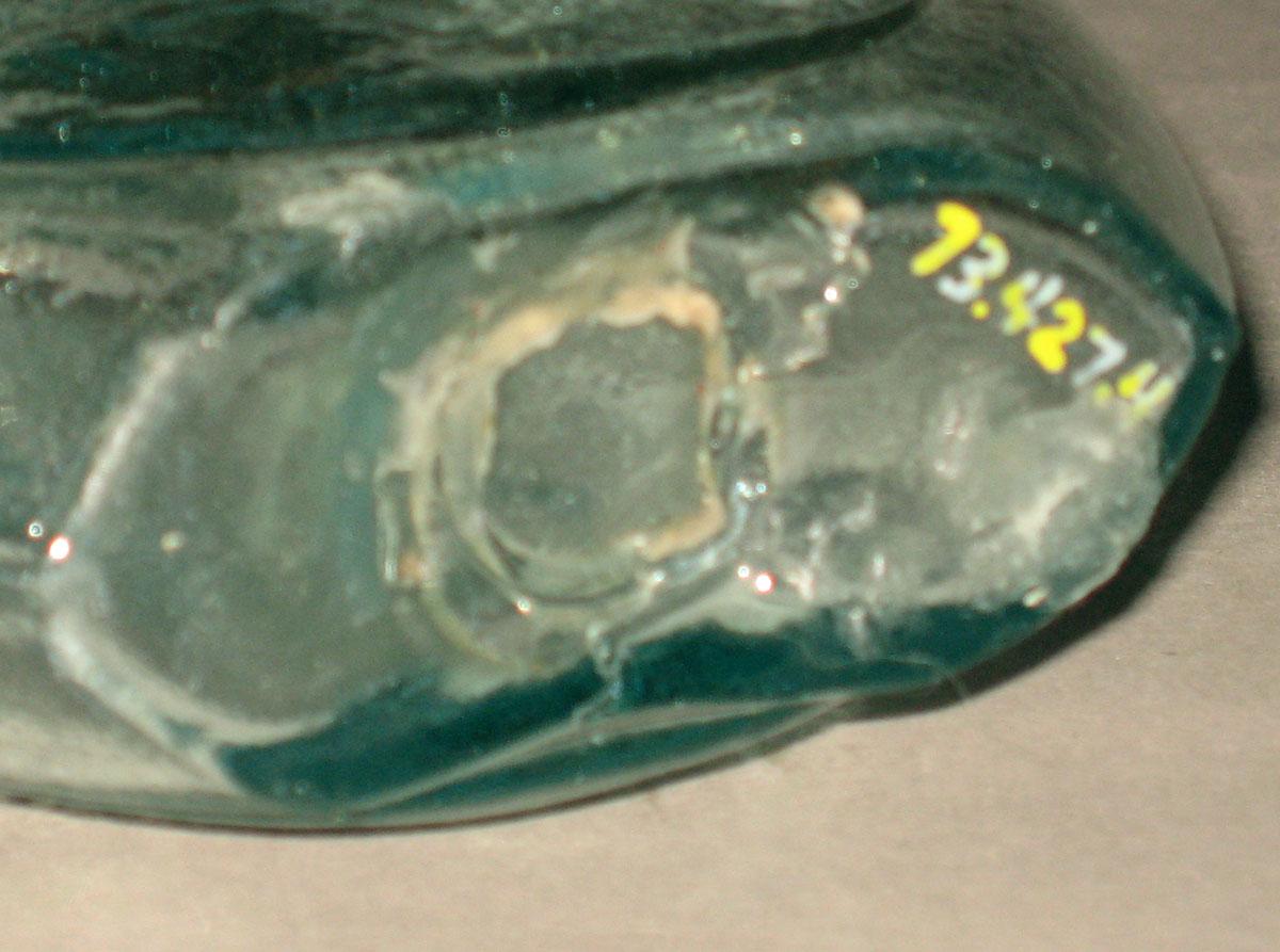 1973.0427.004 Glass flask (underside)