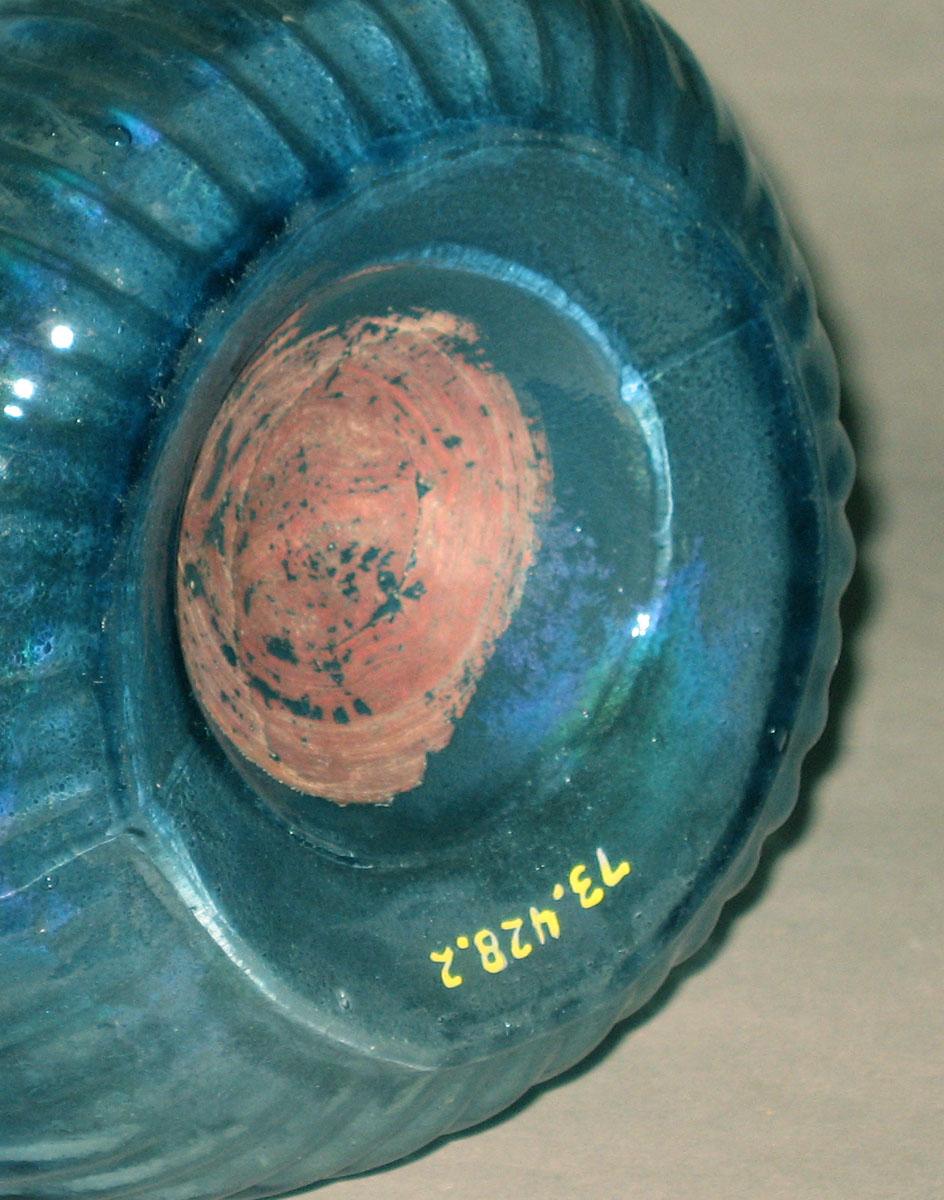 1973.0428.002 Glass bottle (underside)