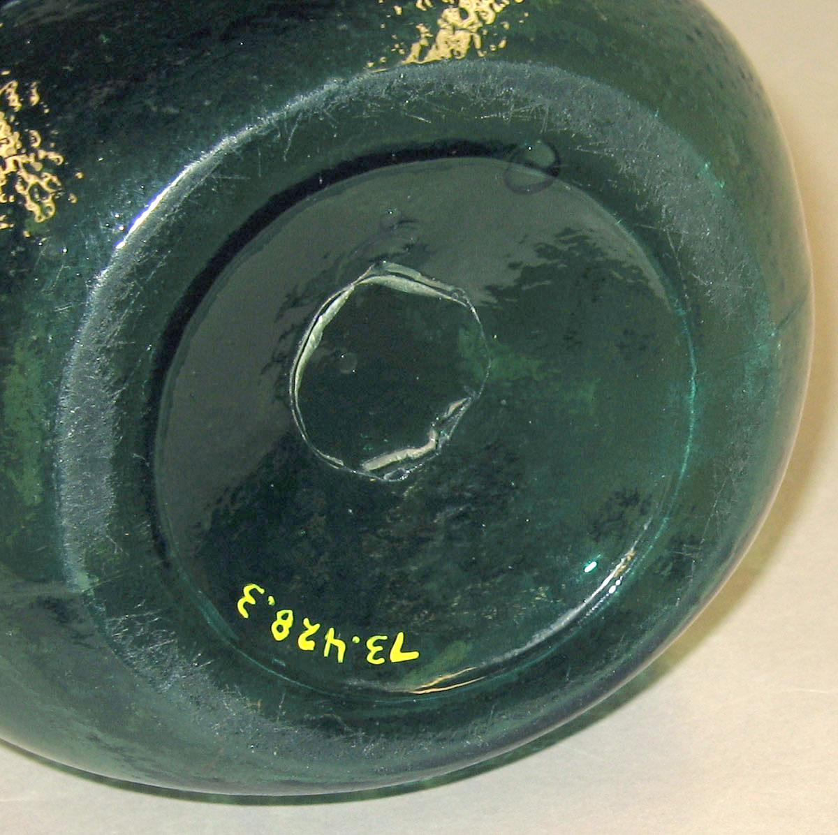 1973.0428.003 Glass bottle (underside)