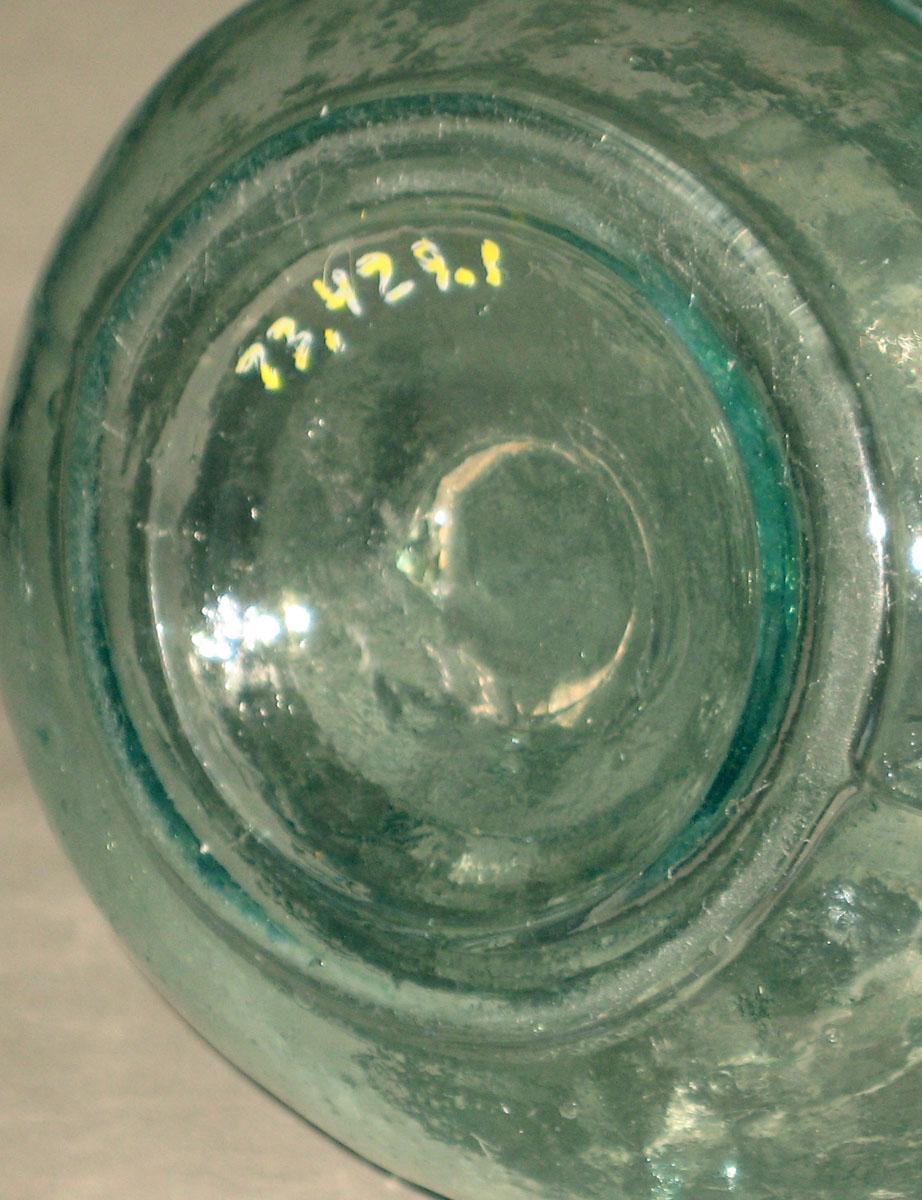 1973.0429.001 Glass bottle (underside)