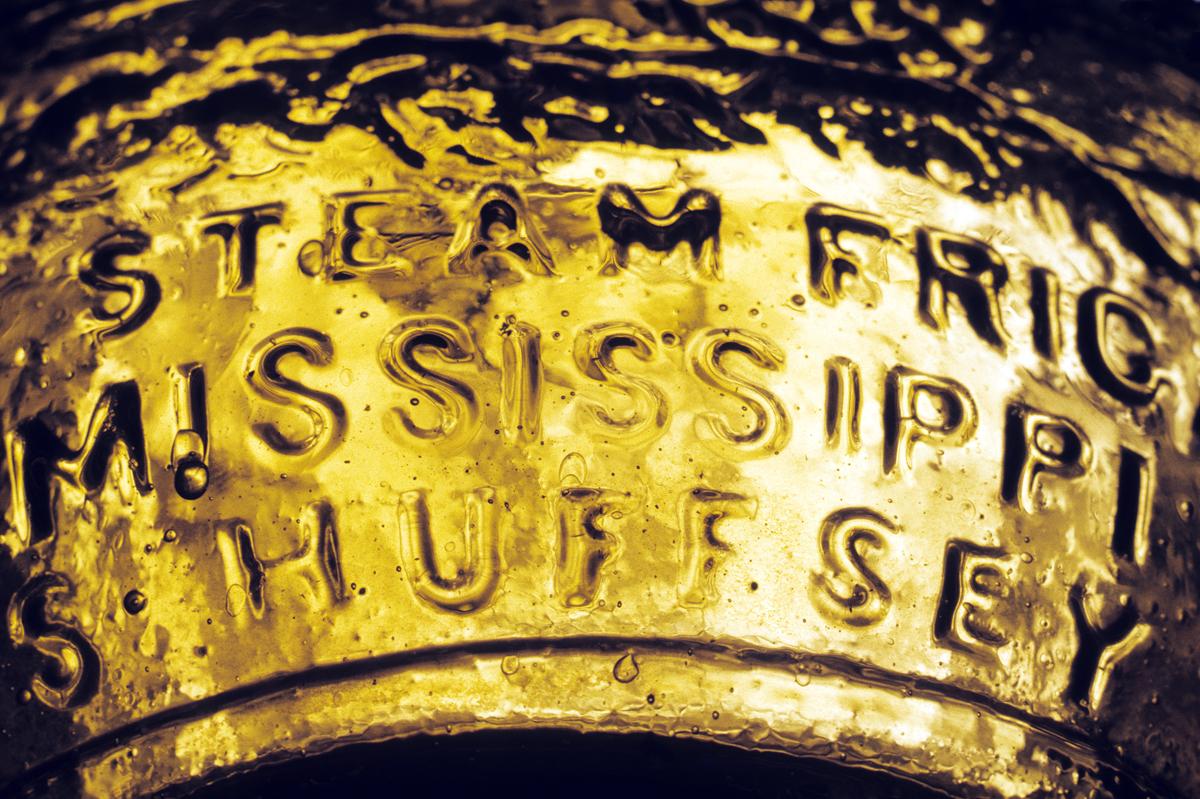 1973.0429.002 Bottle, Detail