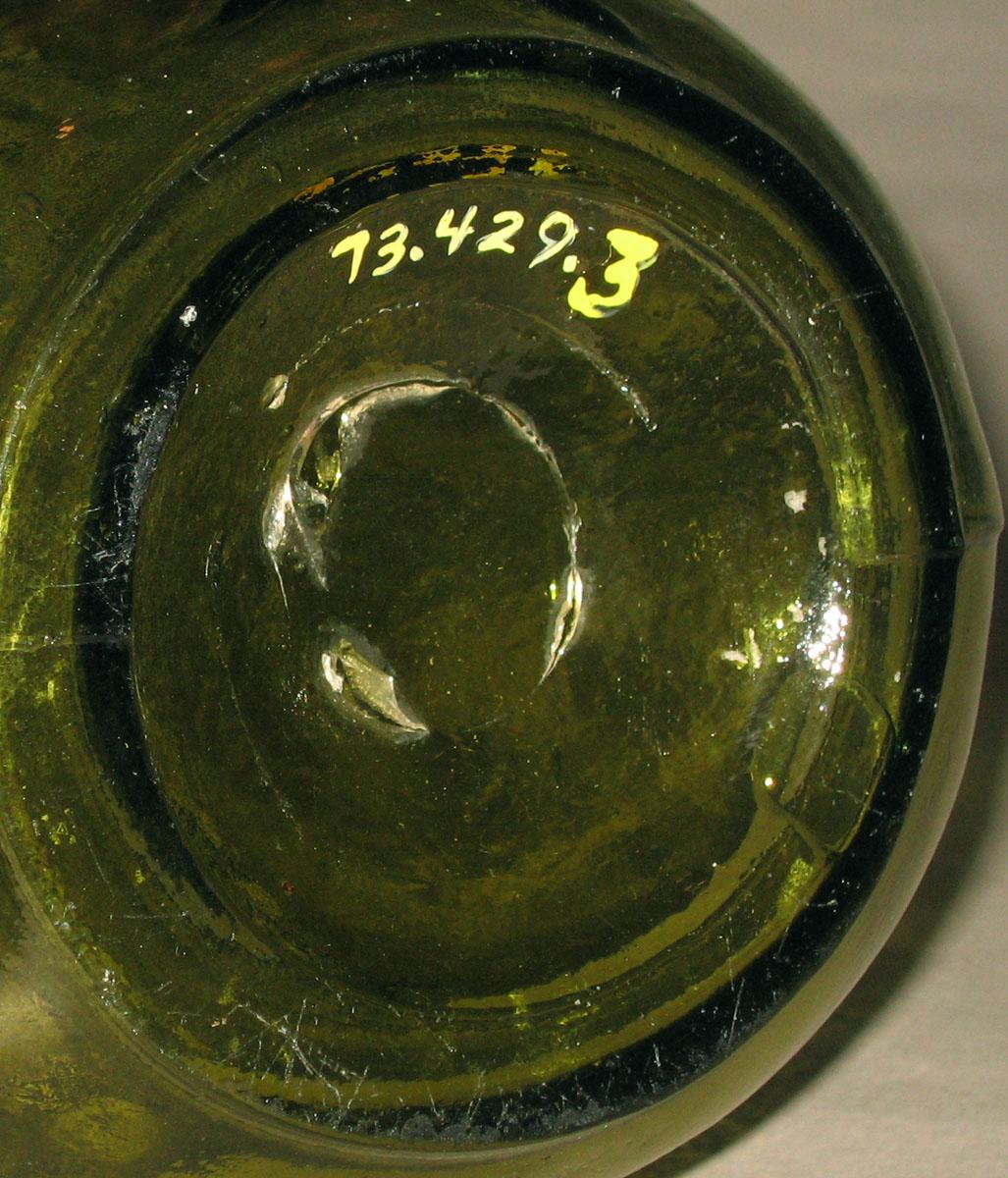 1973.0429.003 Glass bottle (underside)