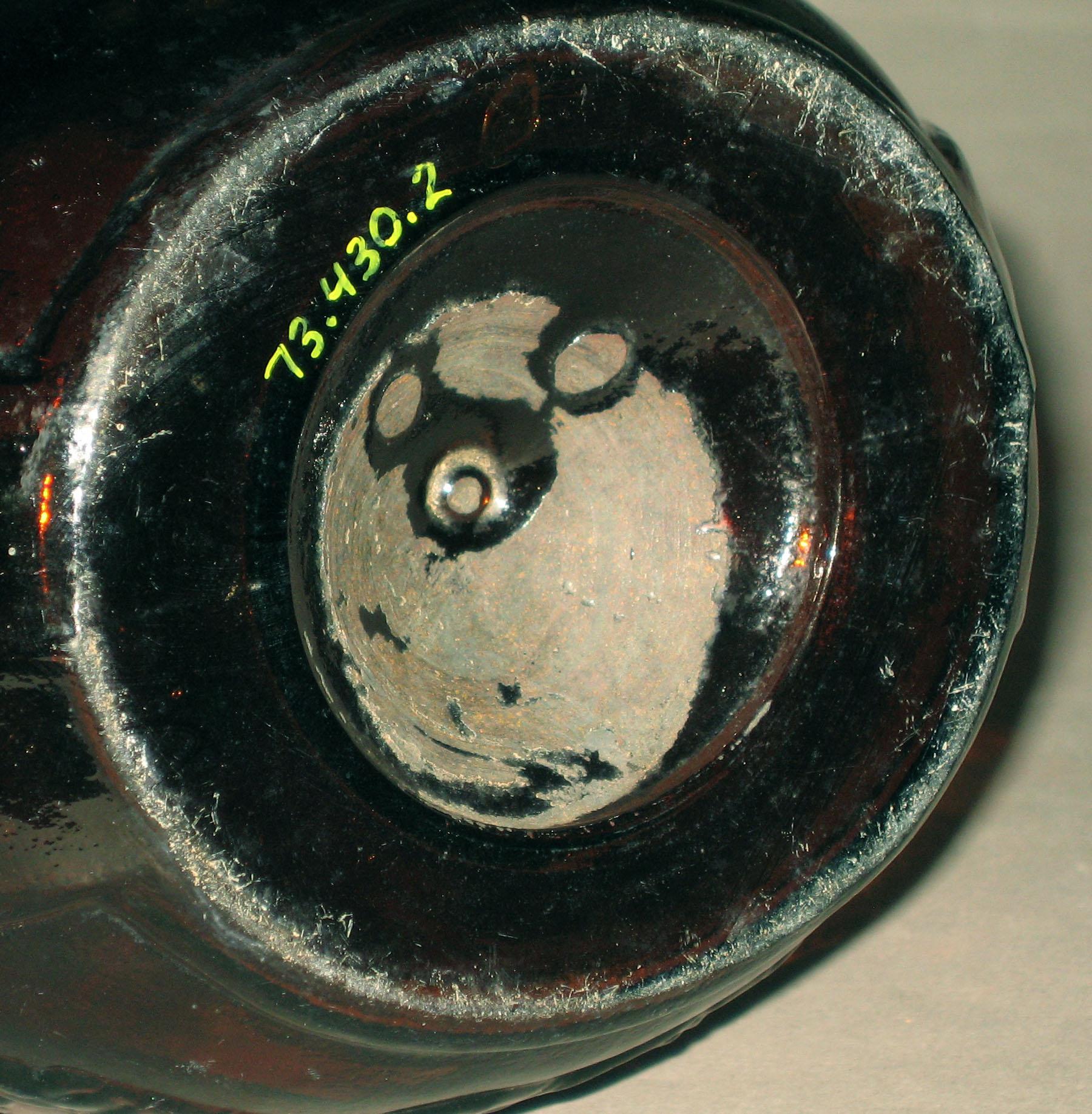 1973.0430.002 Glass bottle (underside)