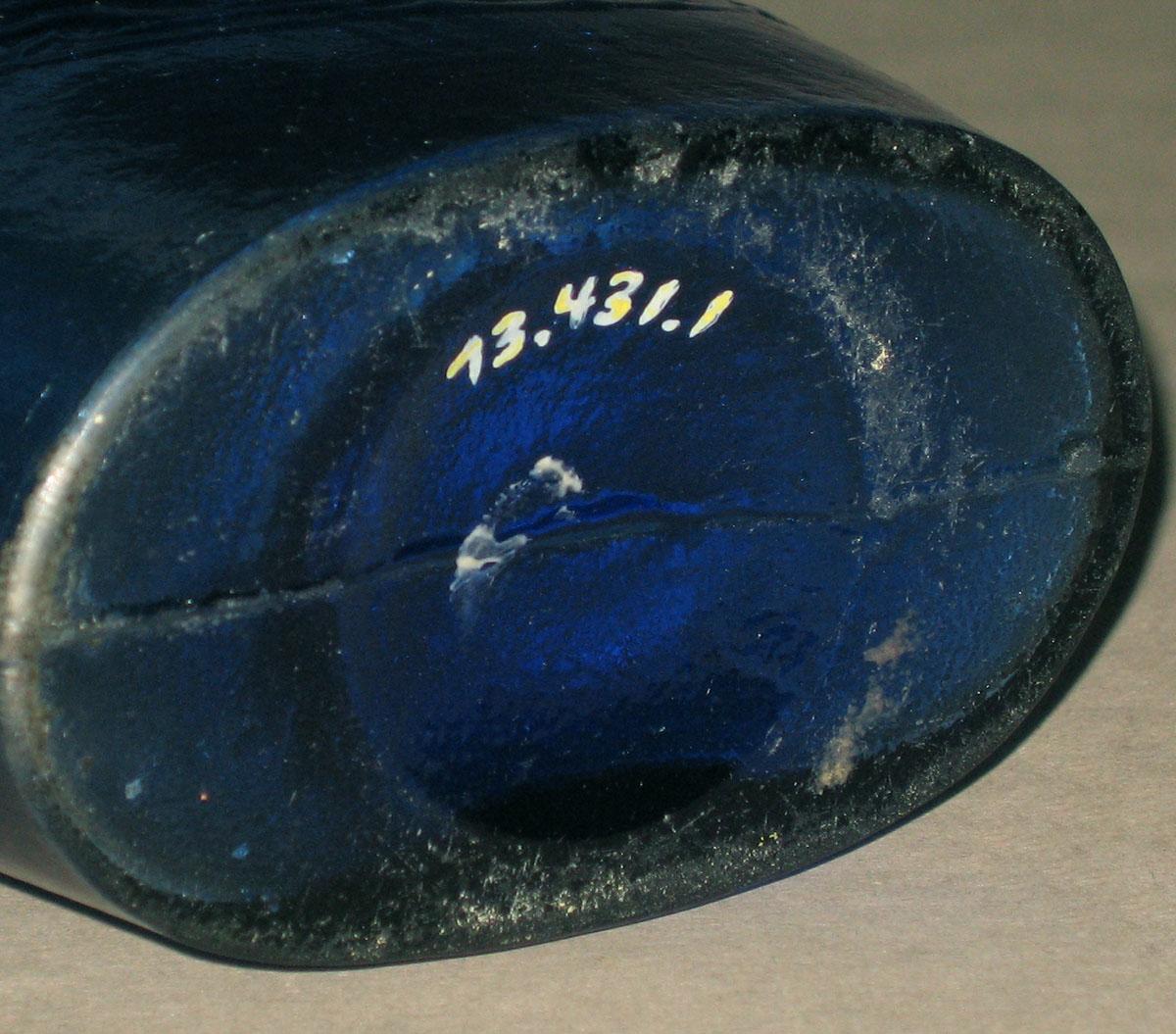 1973.0431.001 Glass flask (underside)