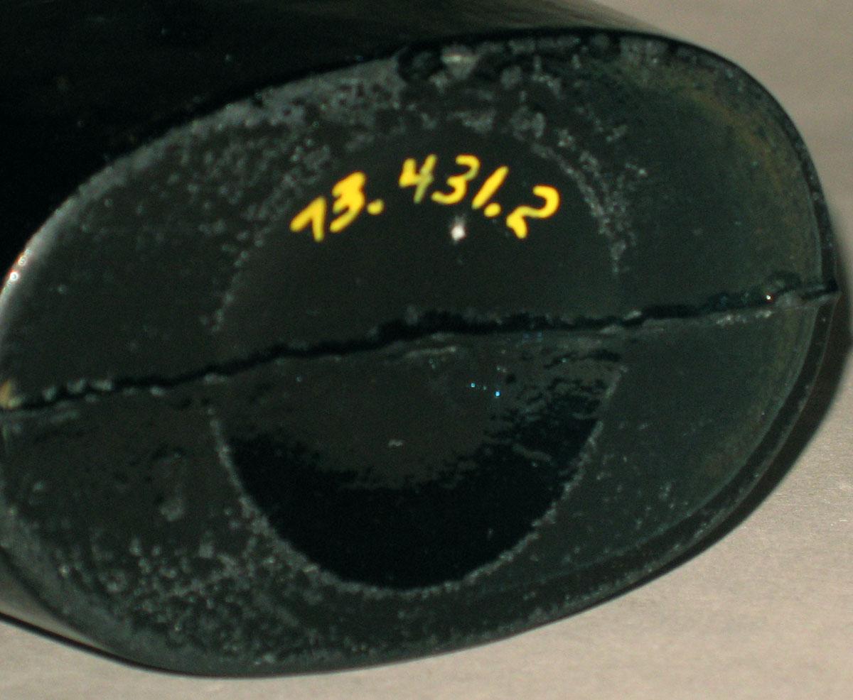 1973.0431.002 Glass flask (underside)