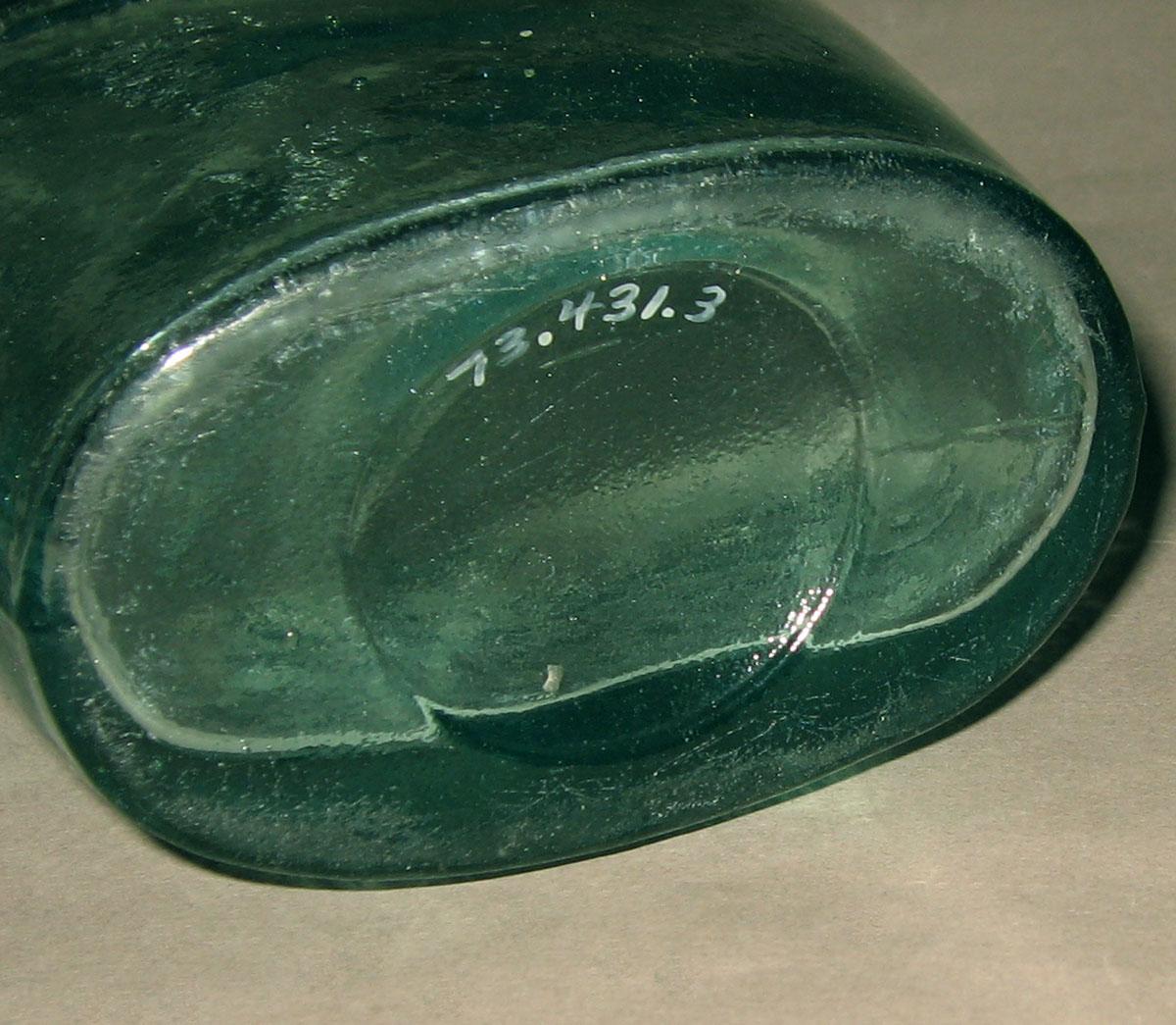 1973.0431.003 Glass flask (underside)