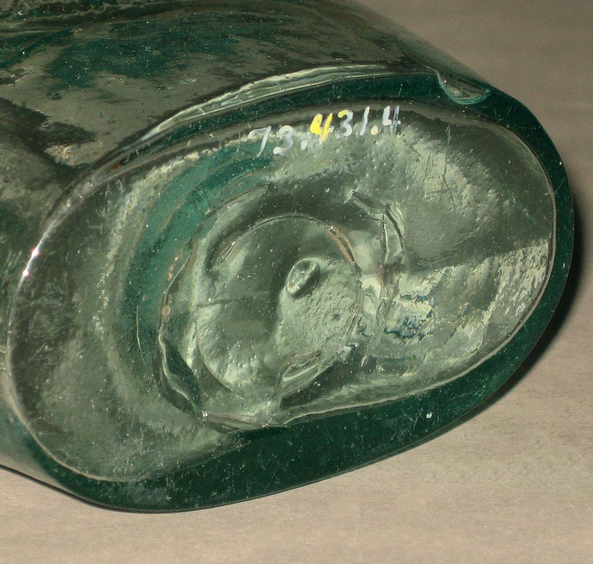 1973.0431.004 Glass flask (underside)