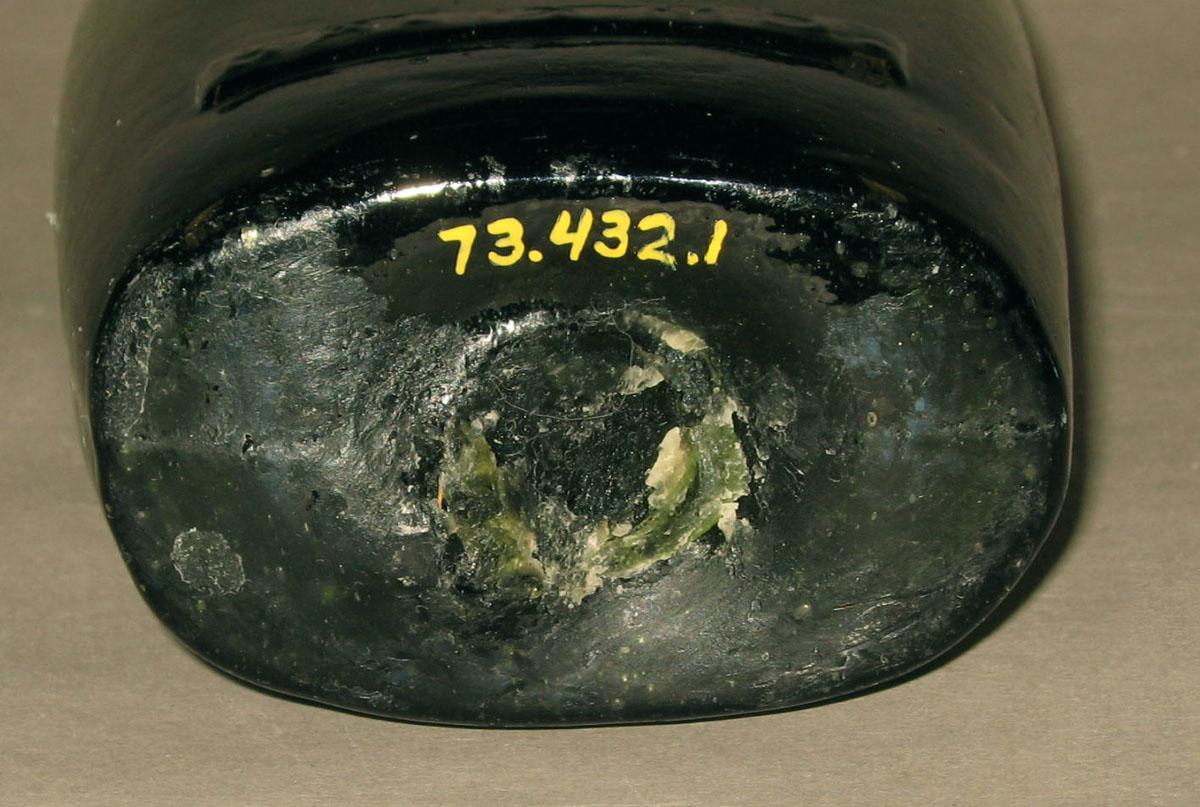 1973.0432.001 Glass flask (underside)