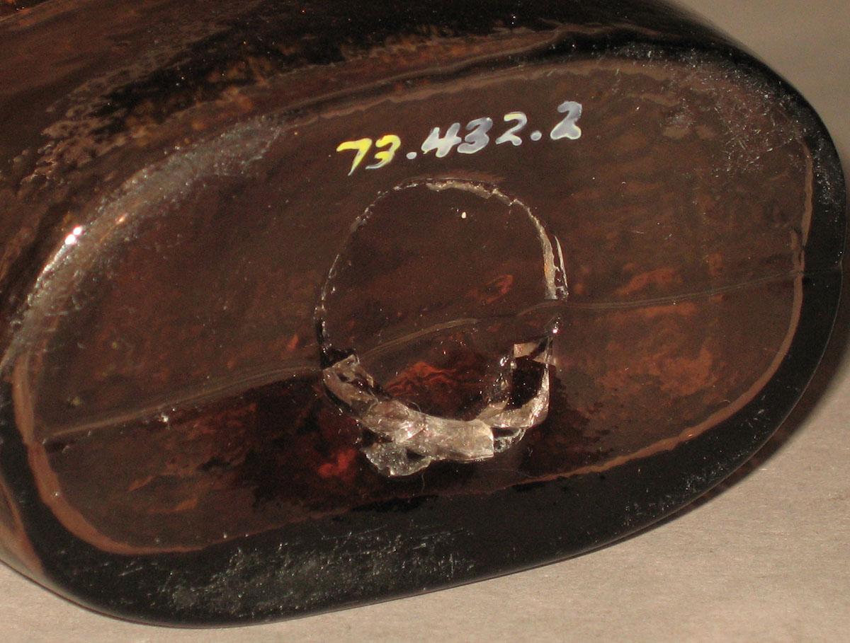 1973.0432.002 Glass flask (underside)