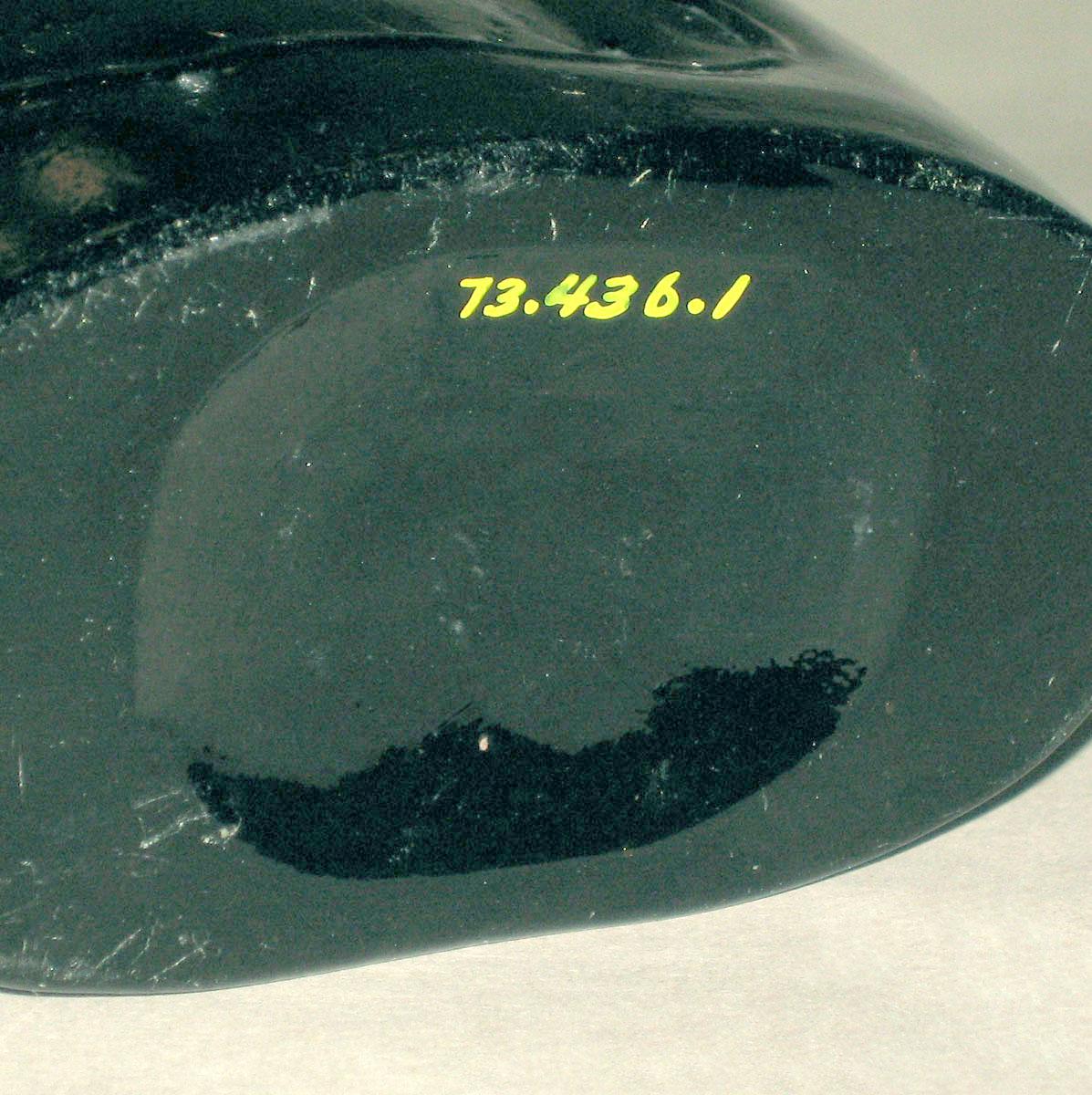 1973.0436.001 Glass flask underside