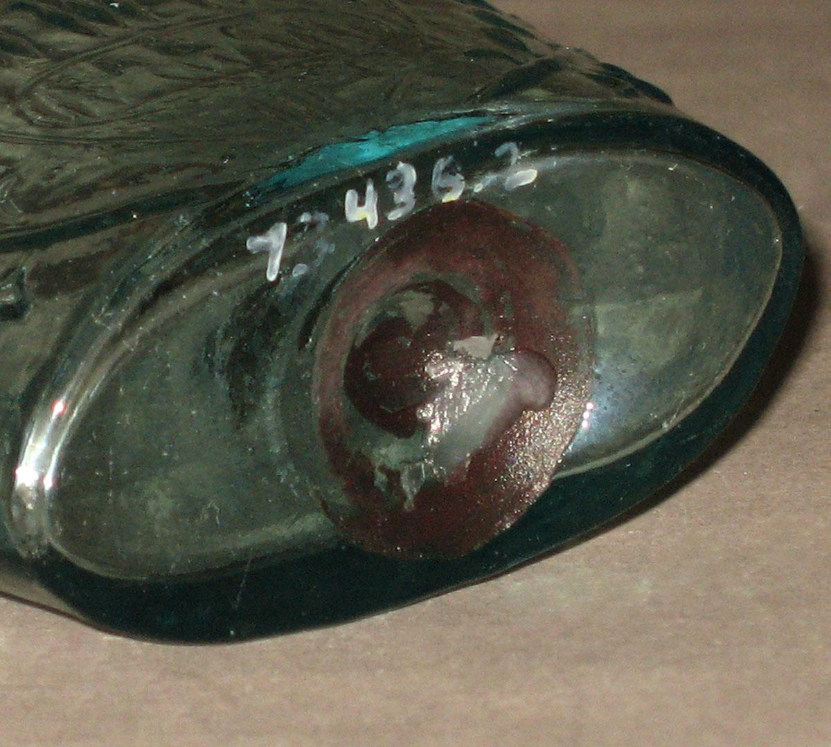 1973.0436.002 Glass flask (underside)