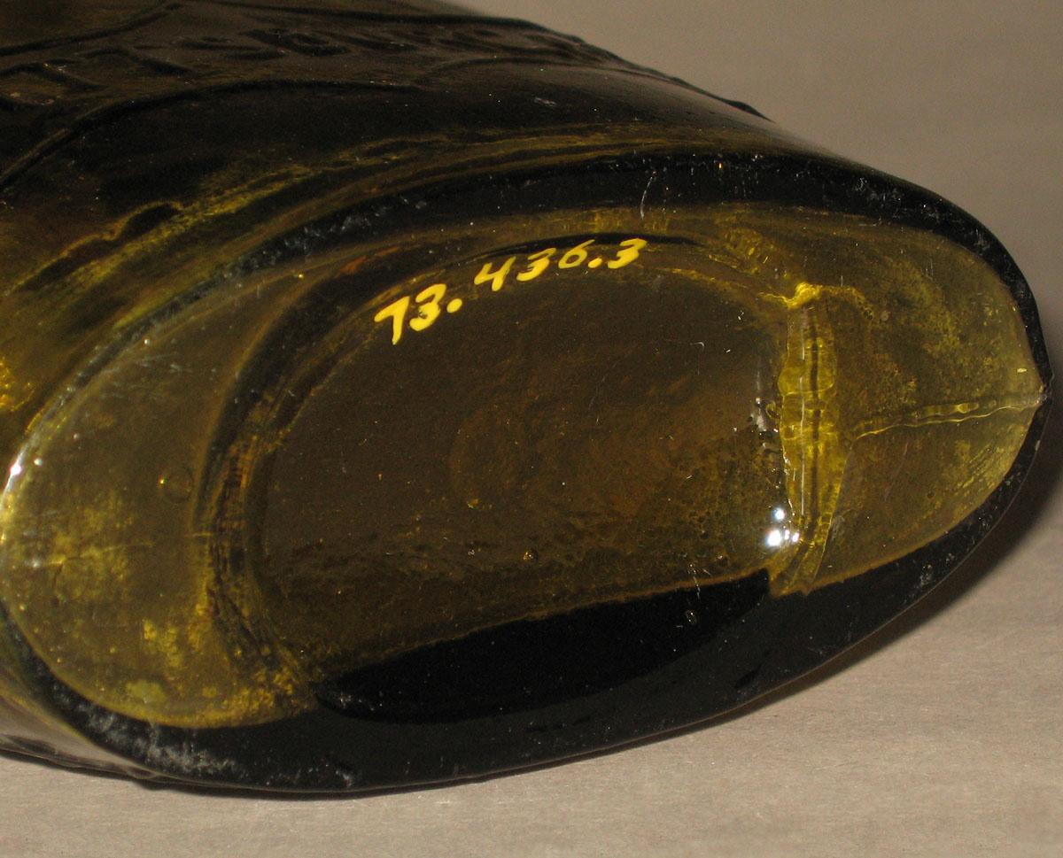 1973.0436.003 Glass flask (underside)