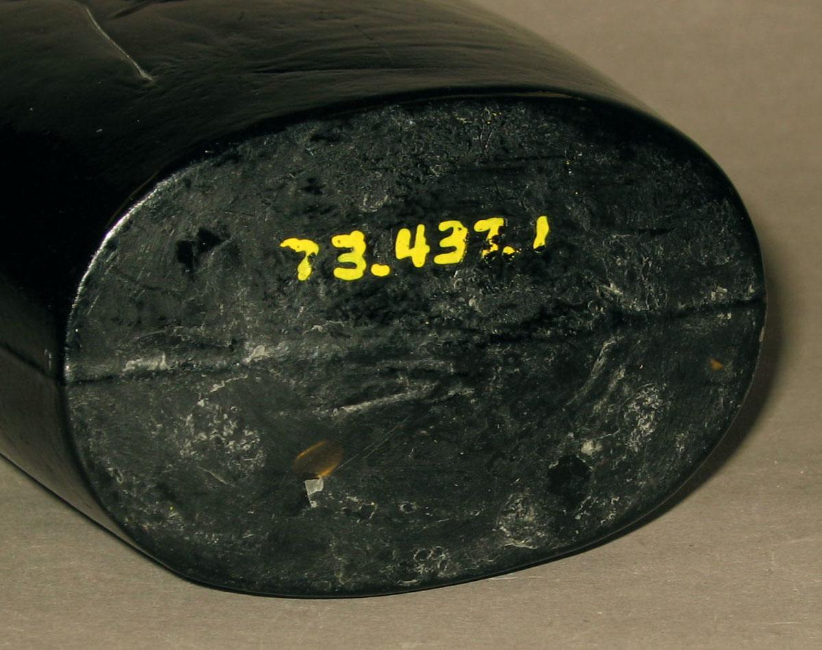 1973.0437.001 Glass flask (underside)