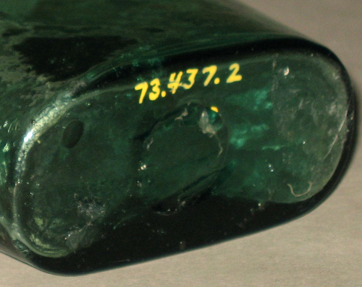 1973.0437.002 Glass flask (underside)