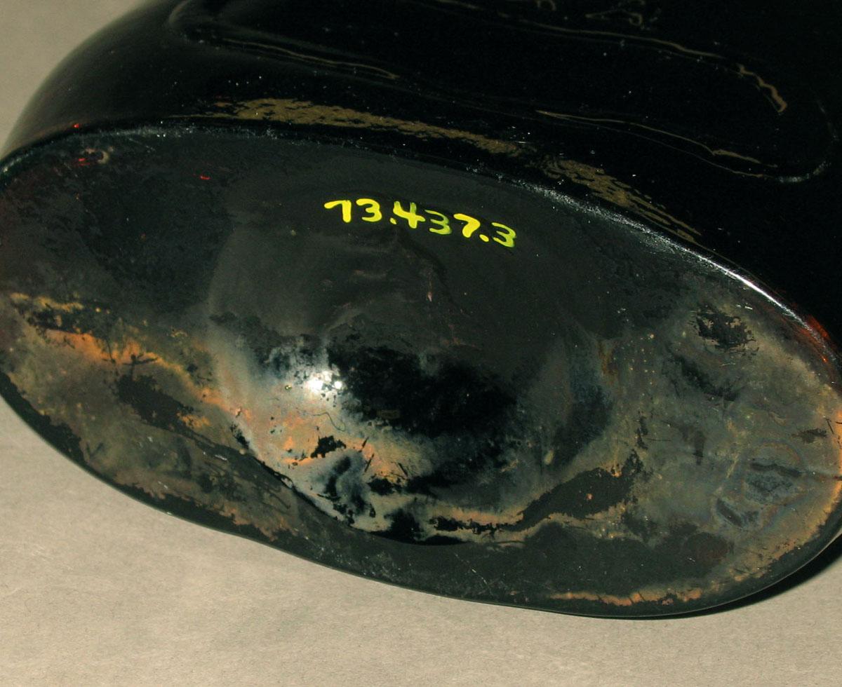 1973.0437.003 Glass flask (underside)