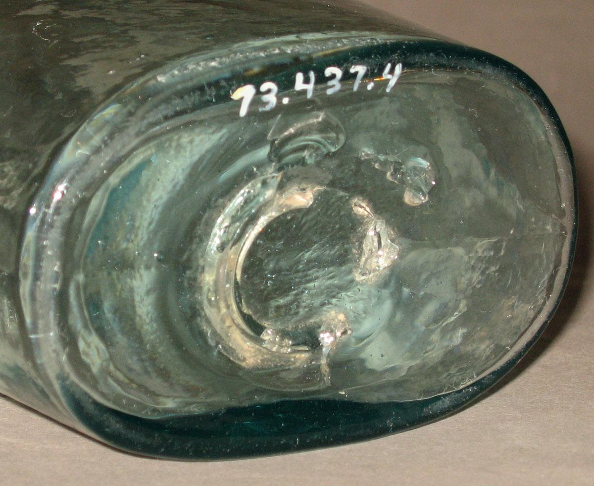 1973.0437.004 Glass flask (underside)