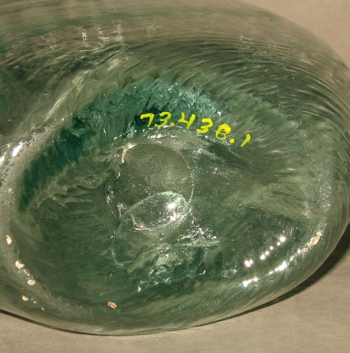 1973.0438.001 Glass flask (underside)