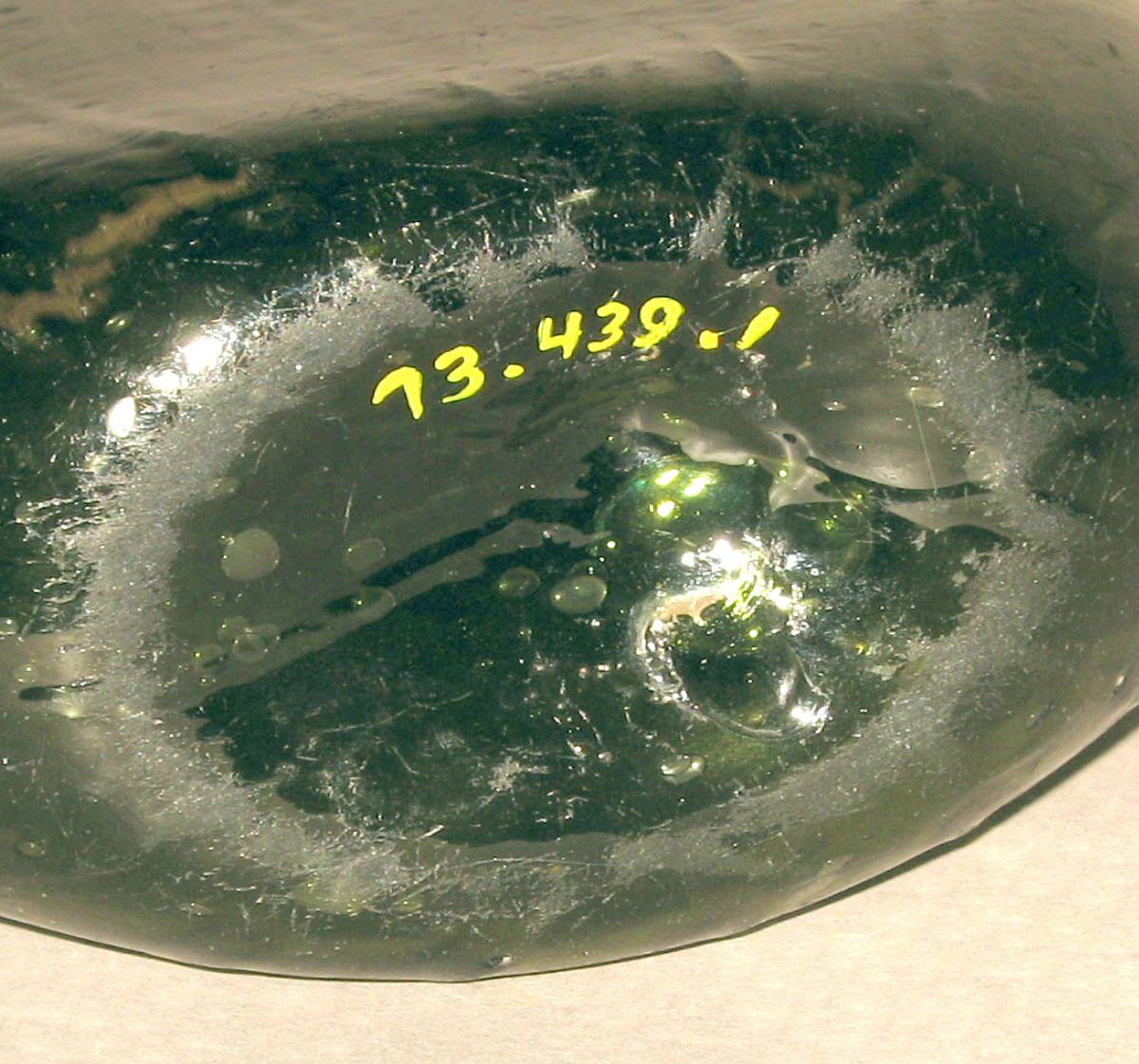 1973.0439.001 Glass flask (underside)