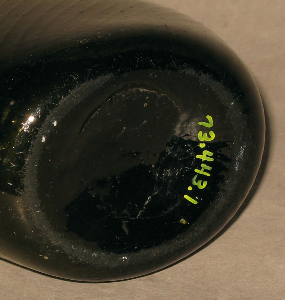 1973.0443.001 Glass flask (underside)