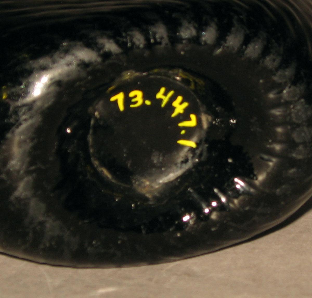 1973.0447.001 Glass flask (underside)