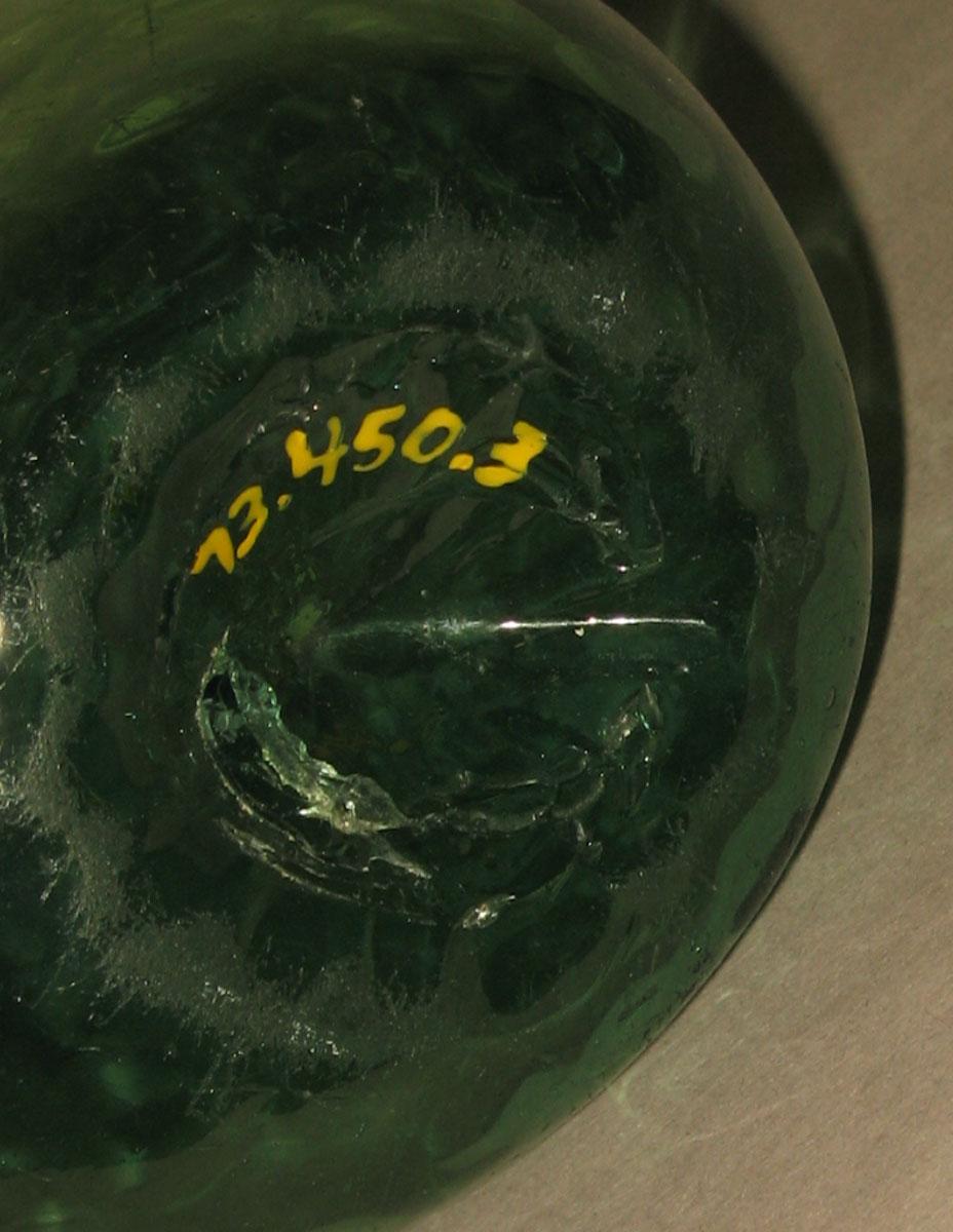 1973.0450.003 Pattern-molded glass bottle (underside)