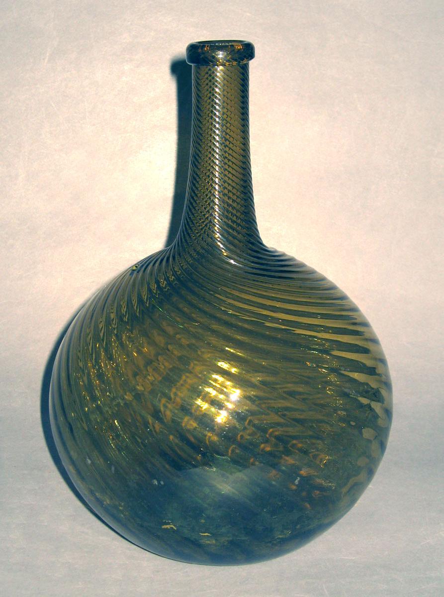 1973.0451.001 Glass bottle