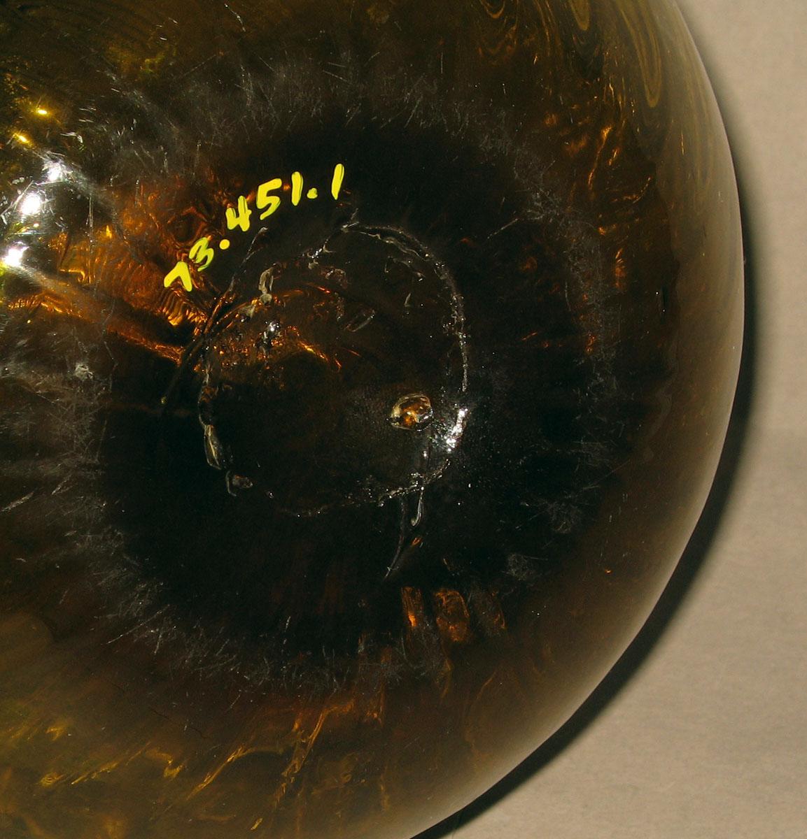 1973.0451.001 Glass bottle (underside)