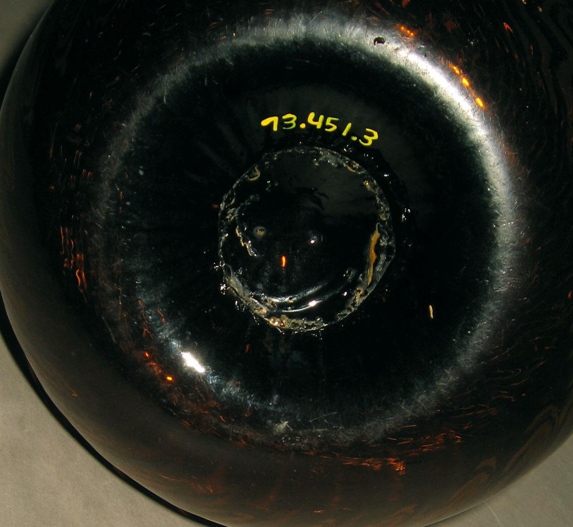 1973.0451.003 Glass bottle (underside)